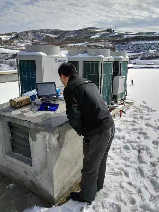 2015年白鹿原影视基地在寒冷的雪地里检查设备安全运行中